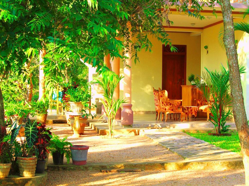 Mount View Hotel Polonnaruva Szoba fotó